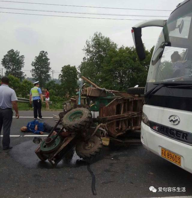 车祸!今天凌晨104国道后白路段大货车撞上护栏后起火