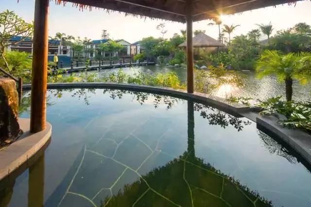 坐拥全亚洲最长的108米无边际游泳池!汕尾豪华山水庄园水底山约定您