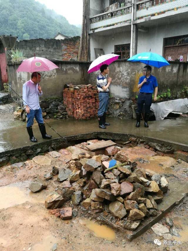 在五联村,针对村中空巢老人多现象,房屋失修多现象,镇联系领导盛剑华