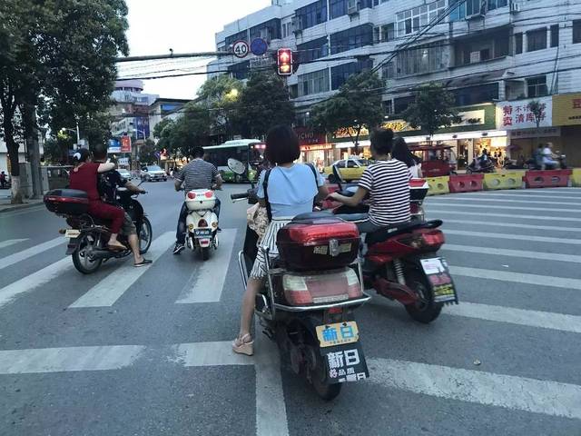 但电动车等非机动车就算闯了红灯,只要不发生交通事故,本身并不需要