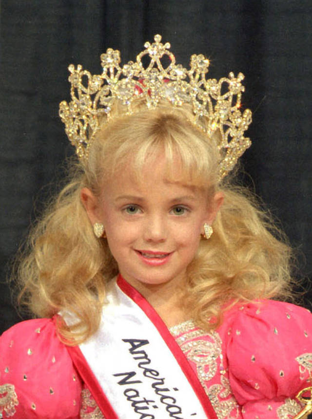 时隔二十年,这起世界上最轰动的谋杀案—— 美国六岁选美小皇后琼贝妮