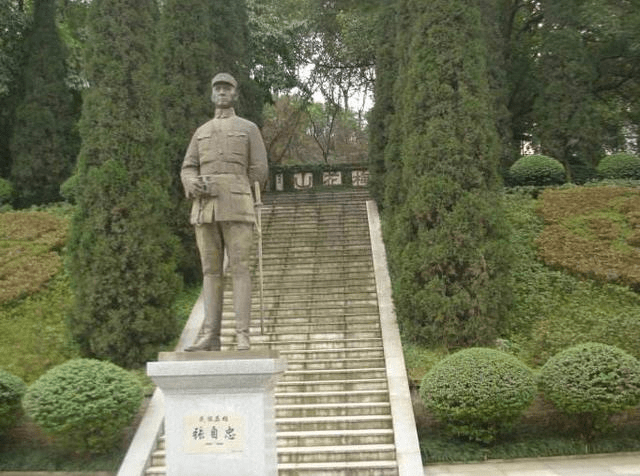 梅花山原名雨台山,1940年阵亡后,11月16日下葬于此;1991年被国务院