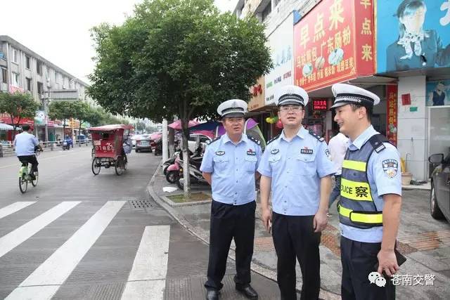 今天是整治行动首日,苍南县公安局交警大队联合县文明办,团县委及县