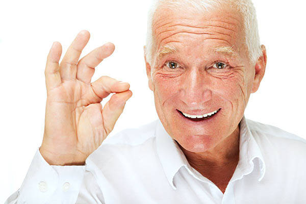 家有70岁的老人的看看能不能种牙
