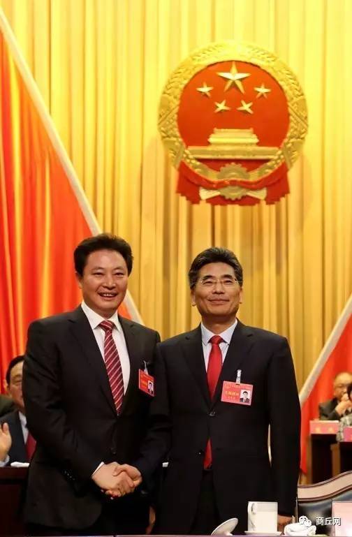 市委书记王战营向新当选的市长张建慧表示祝贺.