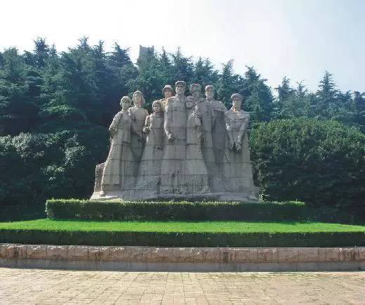 泗县人常说的"有山有水有陵园", 指的就是平山,石龙湖和烈士陵园.