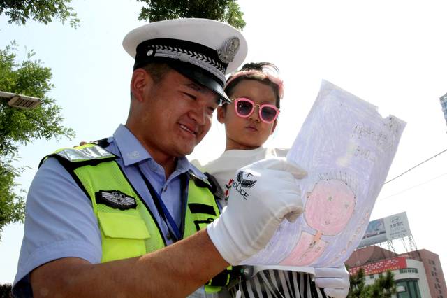 交警支队临渭大队民警周彪依然坚守岗位上,她4岁的女儿平日里很少能够