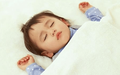 从宝宝睡姿能看出他内心需求, 侧睡枕头对孩子