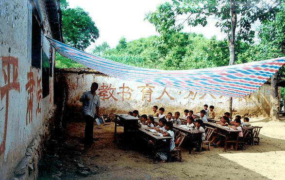 每天跋涉40公里山路上课是很多孩子的日常