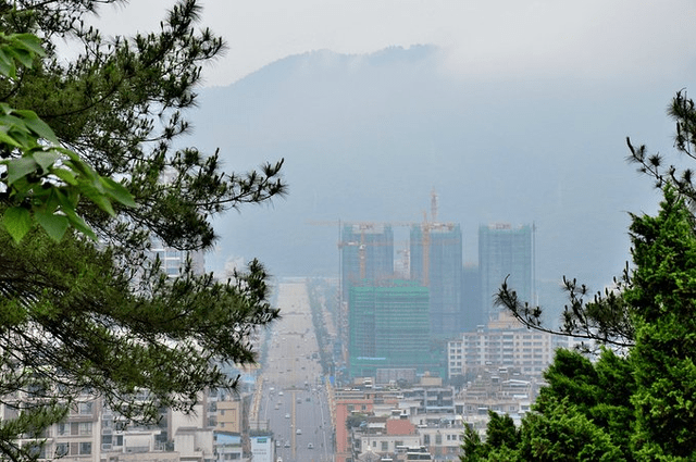 阳山县的景点不多,离县城最近的就属这个贤令山了,也不是一座高山