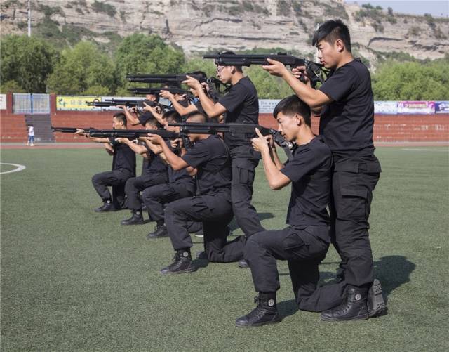 整个上午都是特警的技能训练时间,训练内容从最为基本的持枪戒备姿势