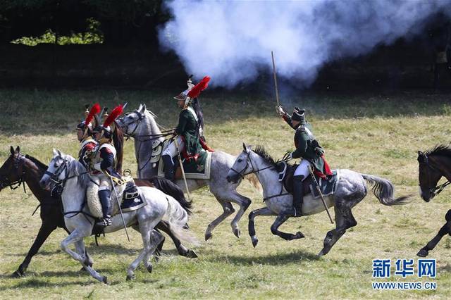 6月18日,在比利时首都布鲁塞尔以南20公里的滑铁卢镇,人们身着古军装