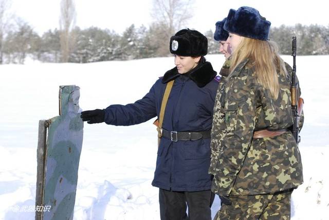 参加训练并使用ak突击步枪进行射击的俄罗斯女兵