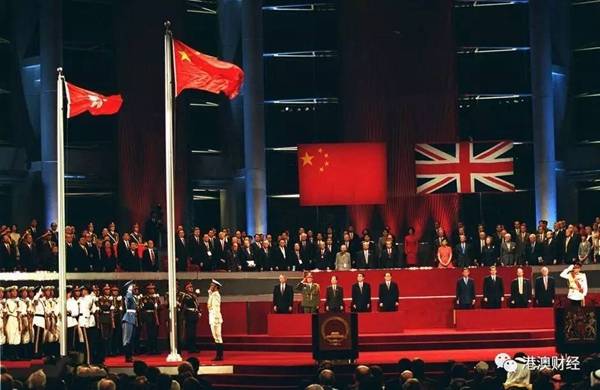 1997年7月1日,香港回归祖国怀抱,开启" 港人治港"新时代