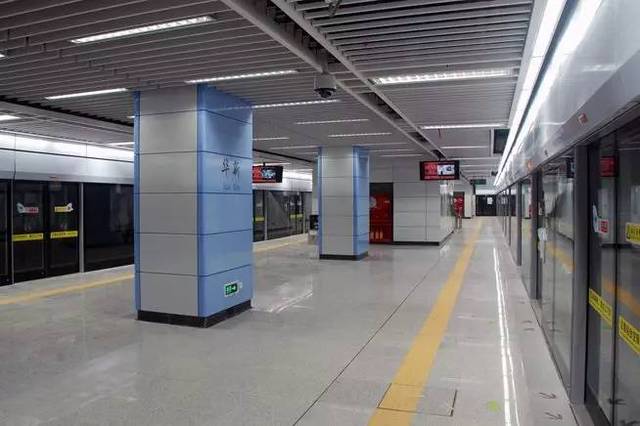带着这些担忧,我到了深圳东站 下了火车,坐上了地铁3号线 整个车厢都