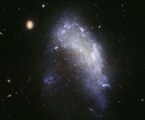 从哈伯太空望远镜所拍摄这张照片中,显示移动中的星系ngc 1427a