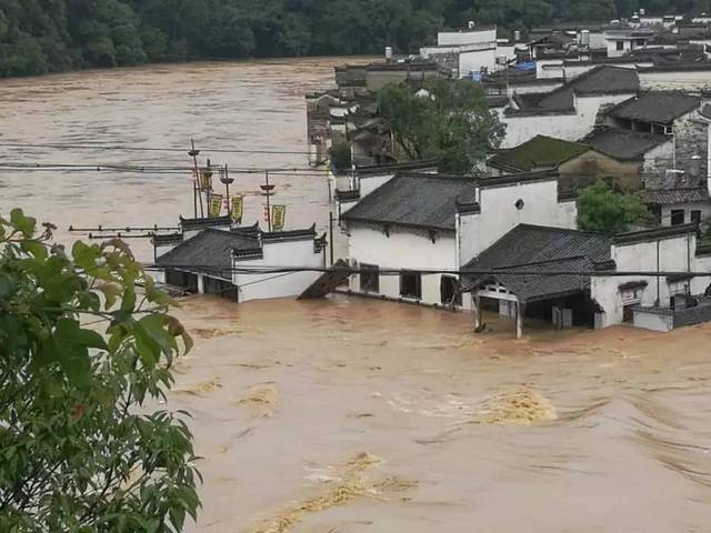 最强暴雨洪水慢慢消退,第一时光现场跟儋报道.