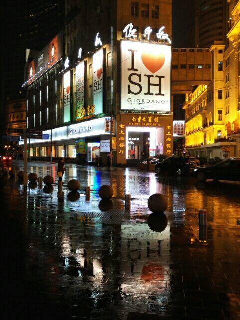 上海南京东路步行街雨景