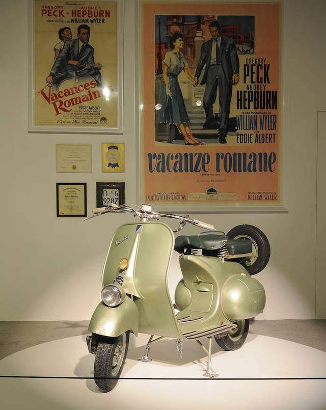 赫本的影迷们一看就能认出的《罗马假日》里的vespa 摩托车.