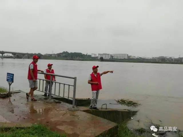 (通讯员 刘年平 锦北灌区基层站工作人员在进行灌区防汛排查,清除