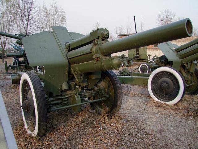 苏联制的m-30式122毫米榴弹炮(中国仿制型为54式122毫米榴弹炮)
