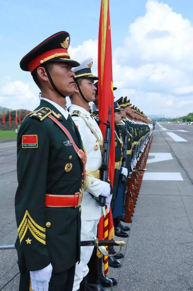 震撼| 主席同志,中国人民解放军驻港部队请您检阅!(附