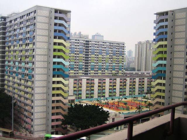 大致来讲,香港人住在以下四类房子里: 公屋是"公共屋邨"的简称,基本