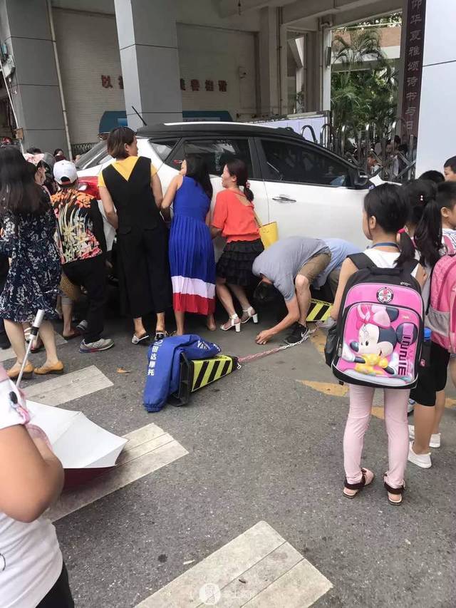 南环小学车祸遇难女孩一路走好,愿天堂不再有车祸!