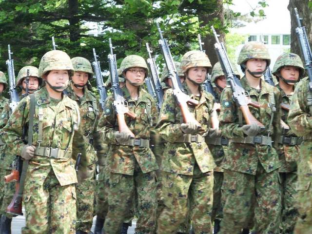 日本自卫队装备的64式自动步枪,女兵也爱不释手