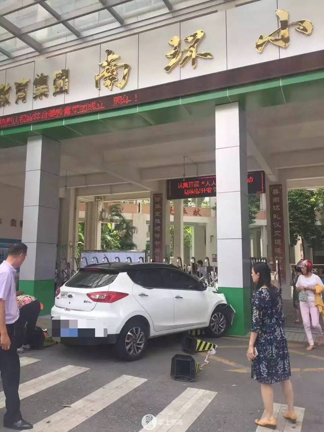 南环小学车祸遇难女孩一路走好,愿天堂不再有车祸!