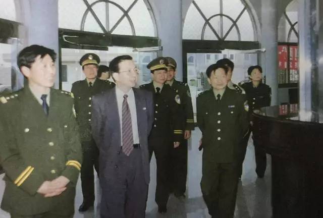 1997年4月,中共上海市委常委,上海市公安局局长刘云耕和政治部主任