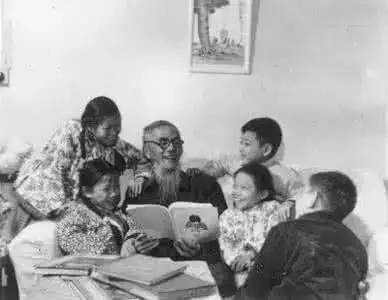 丰子恺育有七个子女,他认为童年是人生的黄金时代,极力反对把孩子培养