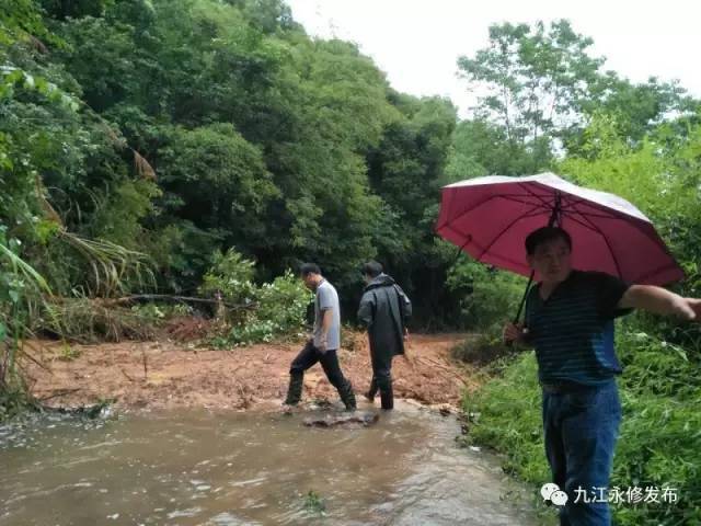 永修县三溪桥镇横山村进村道路,山体滑坡,道路被堵.