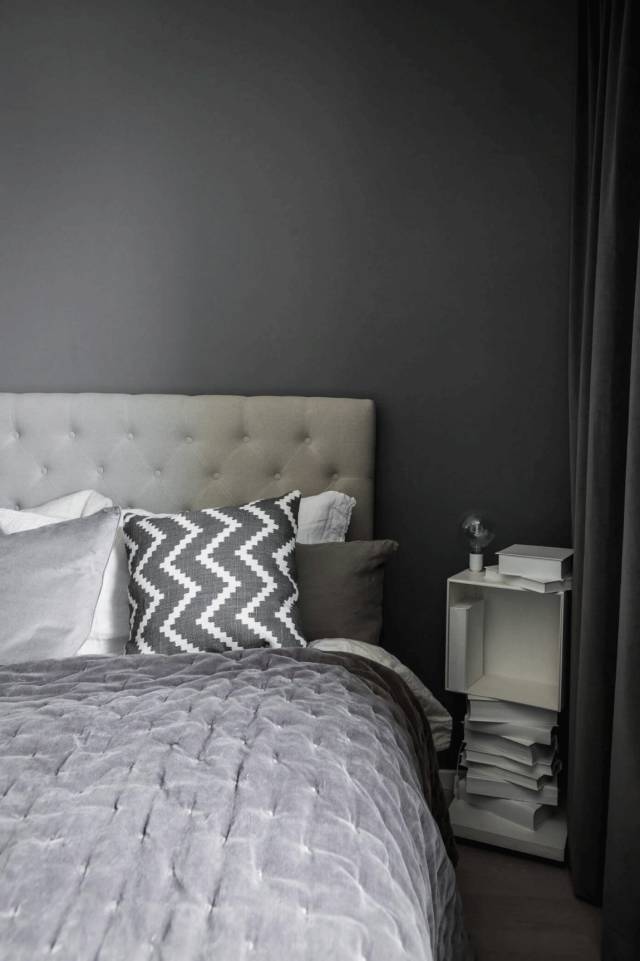 集采光与收纳于一体的 床头柜设计的别具特色 卧室依旧延续深灰色的主