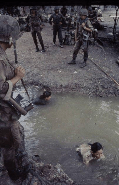 在南越西贡弱油汀地区的美国步兵师,把抓来的女战俘关进"战俘集中营"