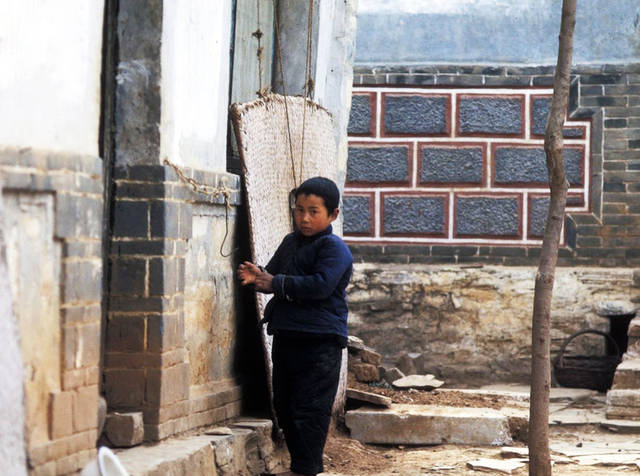 1973年外国人拍摄的中国农村:一名小男孩在家门口玩耍