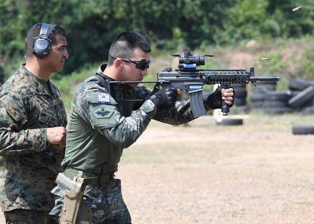 韩国k1a紧凑型突击步枪曾让人误认为冲锋枪