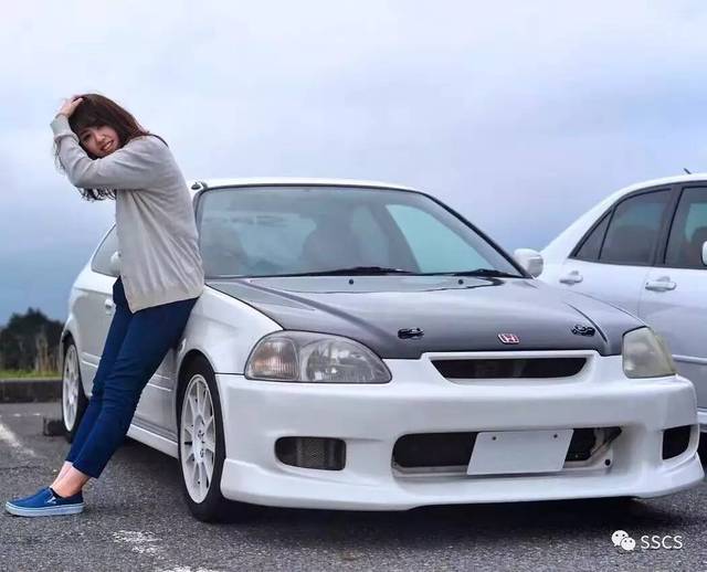 这日本邻家小妹开的是本田思域type-r!ek9!想泡她你得开啥车?