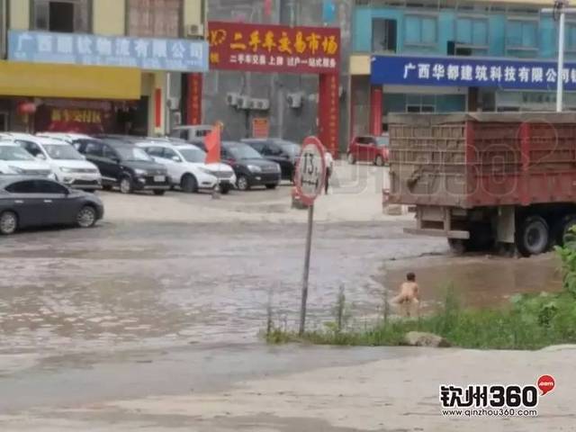 危险!钦州北站附近,一男孩在车道积水中"裸泳",要是大车不注意