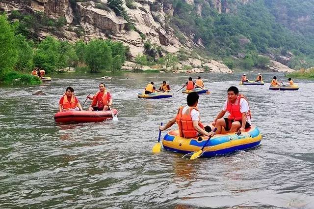 城墙湾漂流河道总长十余公里,总落差二百多米,这里享有河北最长河段