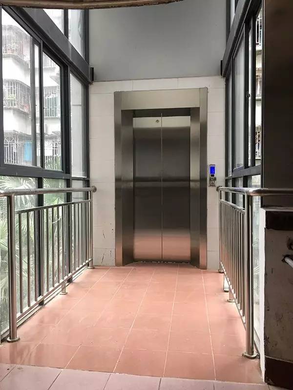 福州金湖花园的电梯连廊.记者 张超 摄