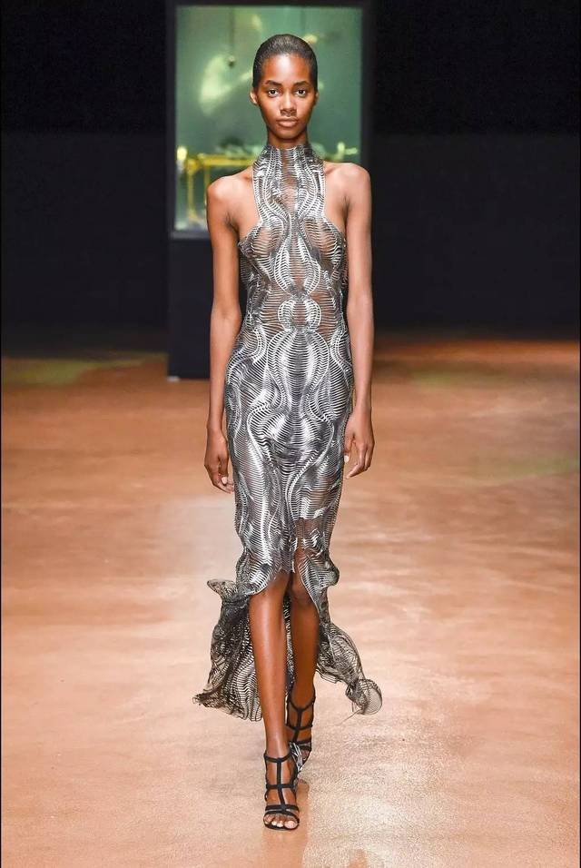 【蜜豹时装周】温和的金属质感条纹:iris van herpen fall 2017 in