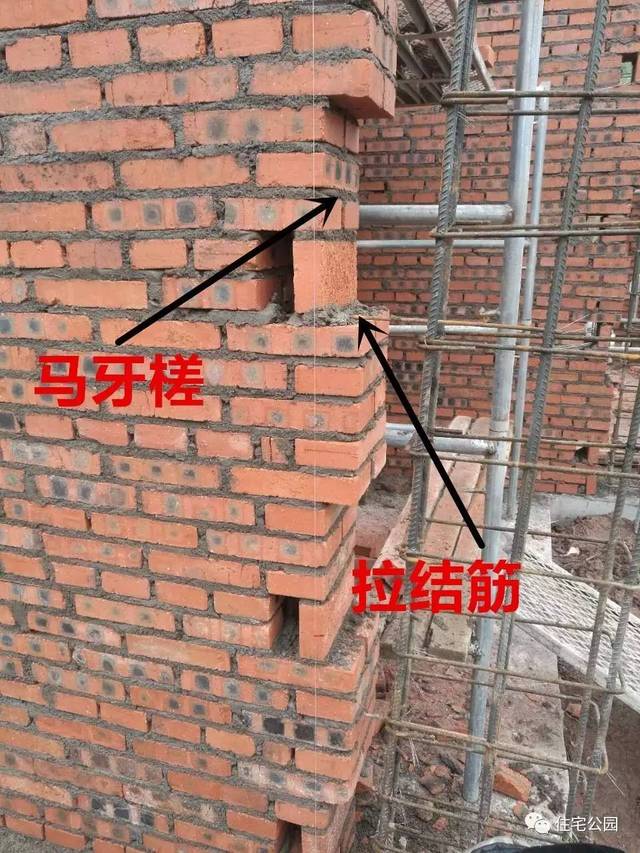 ▼别墅采用砖混结构自建而成,人工砌筑240墙体,并预留出构造柱的位置