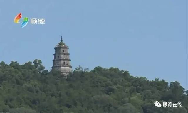 在顺德大良有两座塔 即 顺峰山公园的标志性建筑 太平塔和 神步塔 这