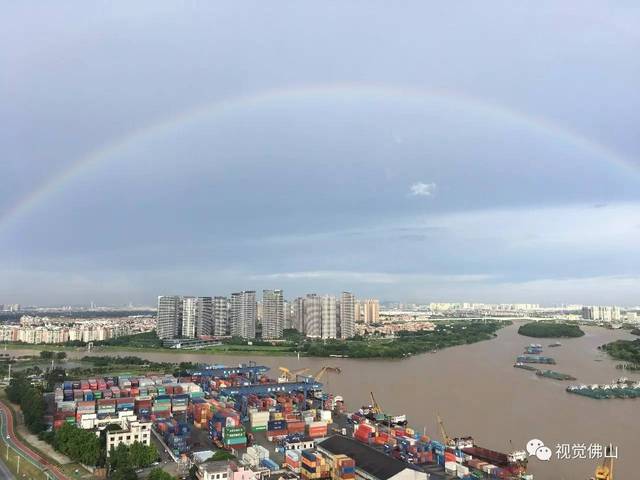 东平路上,彩虹横跨东平桥.