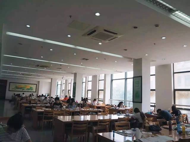 图书馆自习室里也有常大学子认真学习的身影 重点学科