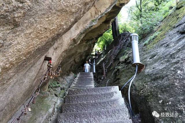 避诏岩在华山南峰南天门西北,这里东西两岩相对而出,中间形成槽沟,东