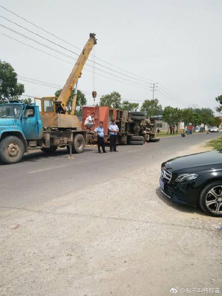 泗阳裴圩一货车翻车压倒路边骑电动车 一人死亡