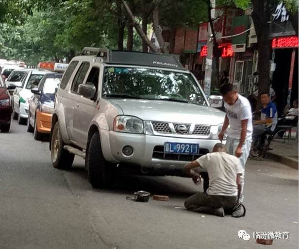 【社会】临汾兵站路奇葩事:男子跪路上拿砖头挡车要钱