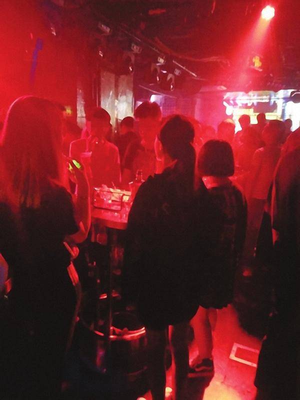 7月1日凌晨2点多,长沙m2酒吧,2名未成年少女正在喝酒. 潇湘晨报